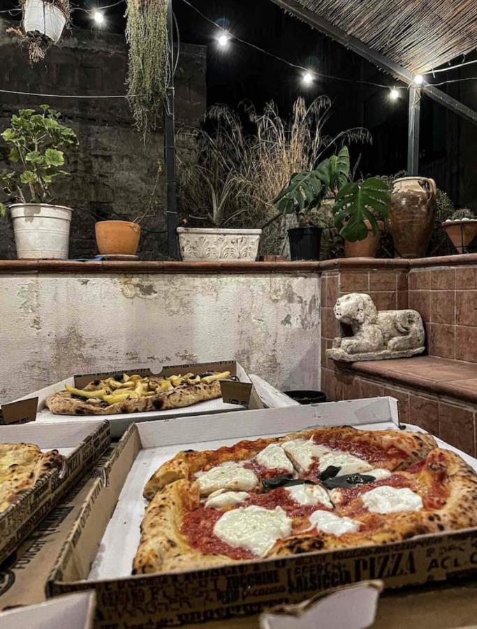 Appartamento In Pieno Centro Storico Con Terrazzo “O'Vicariello” Naples Luaran gambar