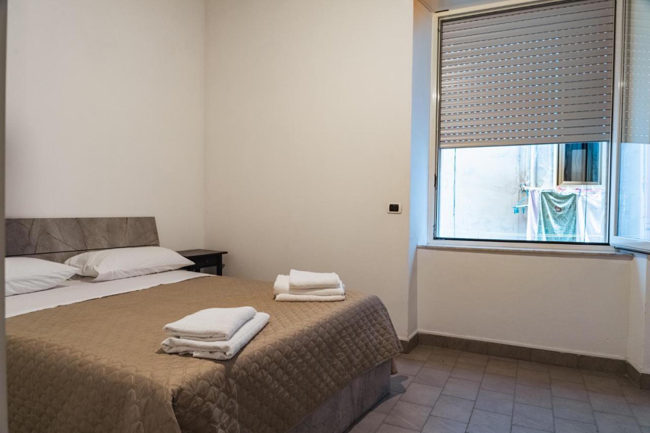 Appartamento In Pieno Centro Storico Con Terrazzo “O'Vicariello” Naples Luaran gambar