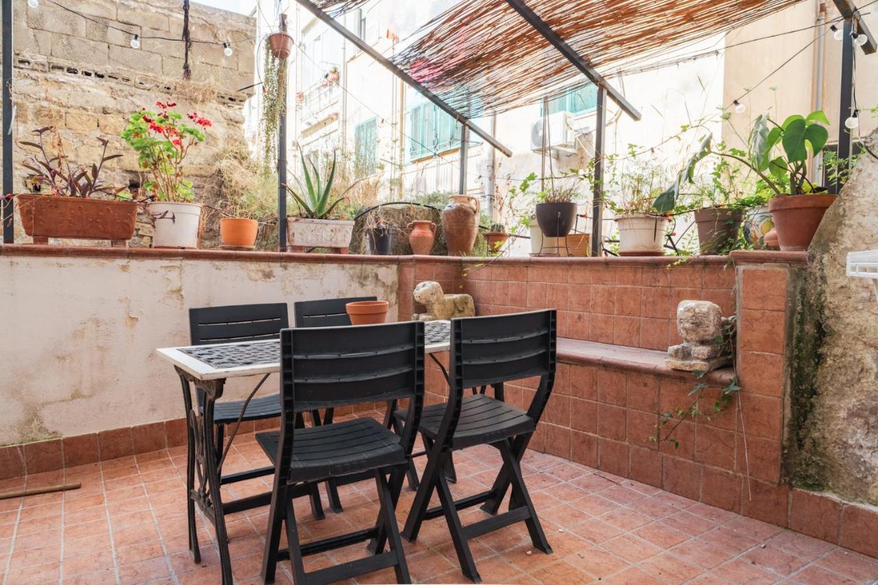 Appartamento In Pieno Centro Storico Con Terrazzo “O'Vicariello” Naples Luaran gambar